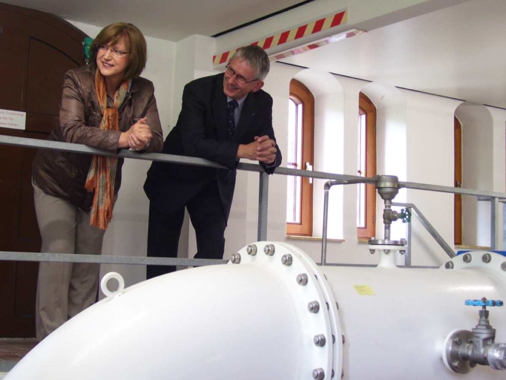 Bezirksbürgermeisterin Barbara Knoke und Bernd Heimhuber von enercity