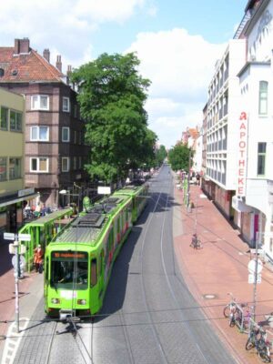 Blick von der alten Fußgängerbrücke in die Limmerstraße