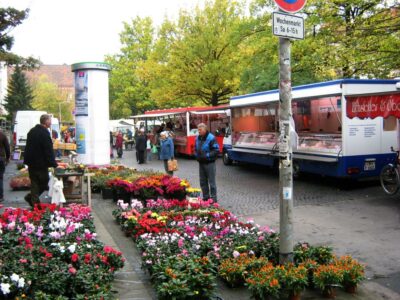 Wochenmarkt auf dem Pfarrlandplatz
