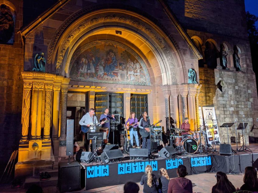 Konzert vor der Kirche