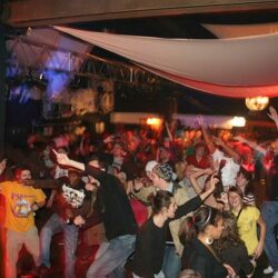 Party in der 60er-Jahre-Halle