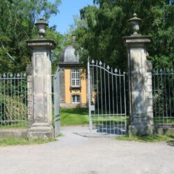 Eingang zum Bergfriedhof