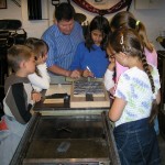 Schulklasse beim Besuch des Museums