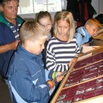 Schulklasse beim Besuch des Museums