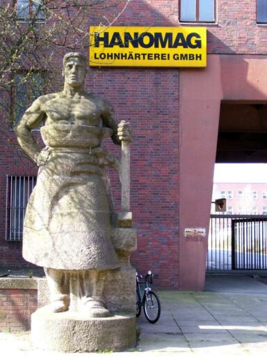Der "Hammermann" vor der Hanomag