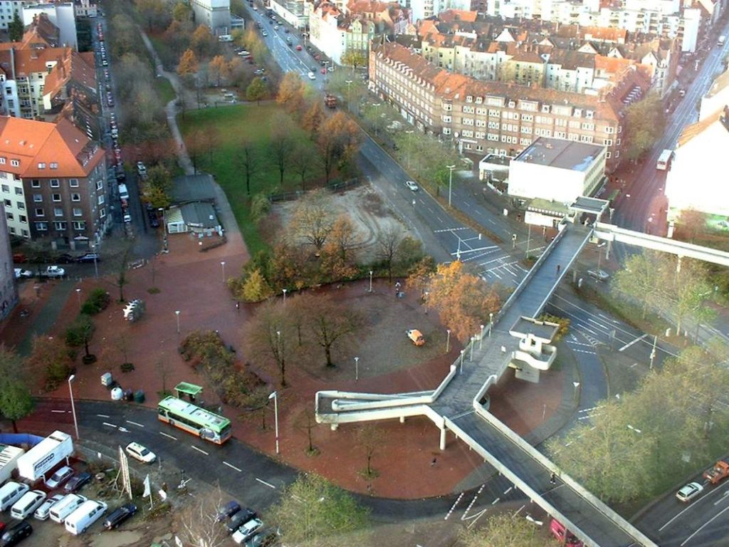Küchengarten mit Fußgängerbrücke