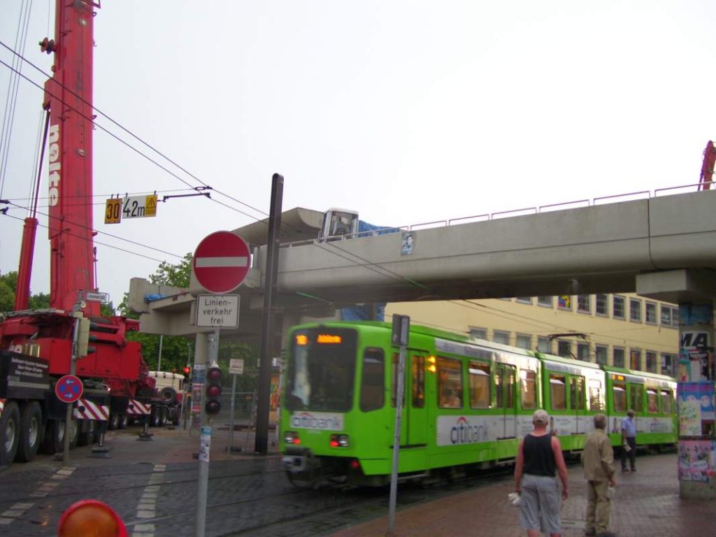 Die letzte Bahn unter der Brücke