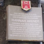 Stadttatel am Geburtshaus von Hannah Arendt