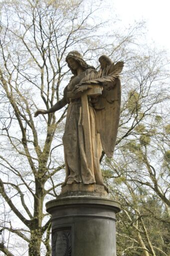 Engelsbrunnen auf dem Lindener Bergfriedhof