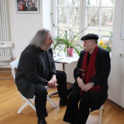 Egon Kuhn mit Bezirksbürgermeister Grube bei der Ausstellungseröffung im Küchengartenpavillon