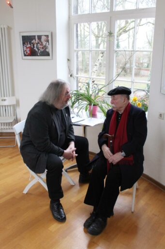 Egon Kuhn mit Bezirksbürgermeister Grube bei der Ausstellungseröffung im Küchengartenpavillon