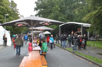 Plätze unterm Schirm sind begehrt