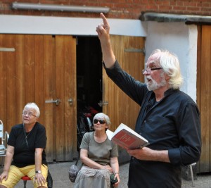 Günter Müller liest (Foto: Manfred Wassmann)