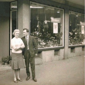 Horst Deuker mit Frau vor dem Blumengeschäft in der Göttinger Straße 60A