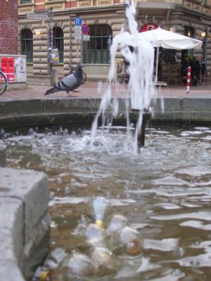 Nachtwächterbrunnen mit Glühbirnen