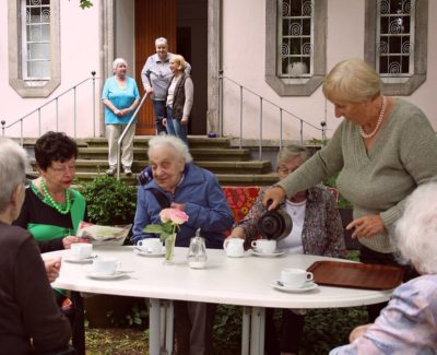 Seniorengruppe im Garten des Ernst-Korte-Haus