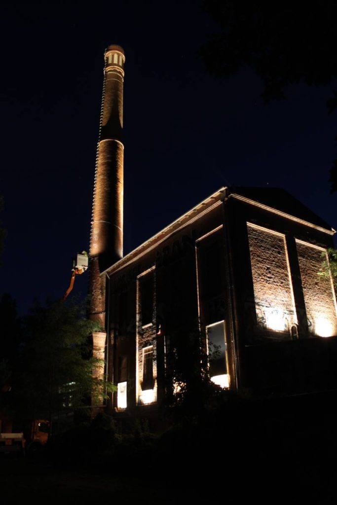Letzter Feinschliff an der Beleuchtung des Kesselhauses