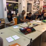 In einem Buchbinde-Workshop haben Teilnehmer die während des Projekts entstandenen Texte als Bücher gebunden