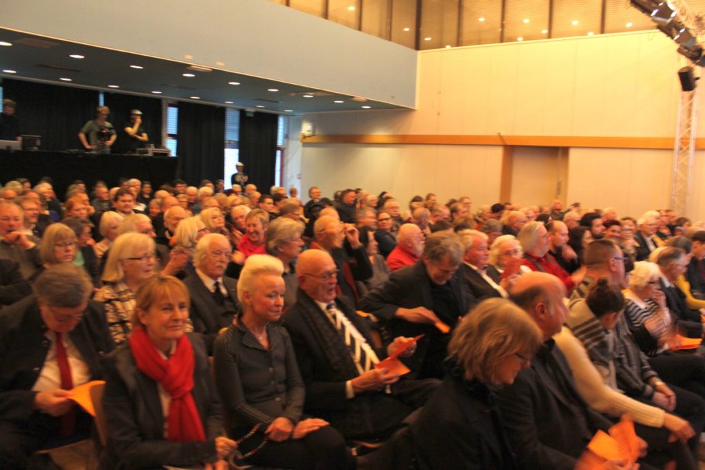 Voll besetzter Saal im Freizeitheim Linden
