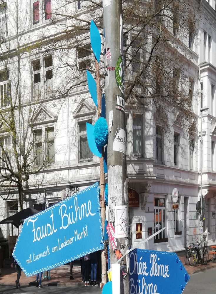Blaue Wegweiser
