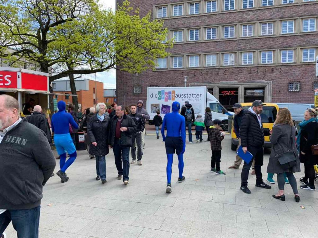 Blaue Männer