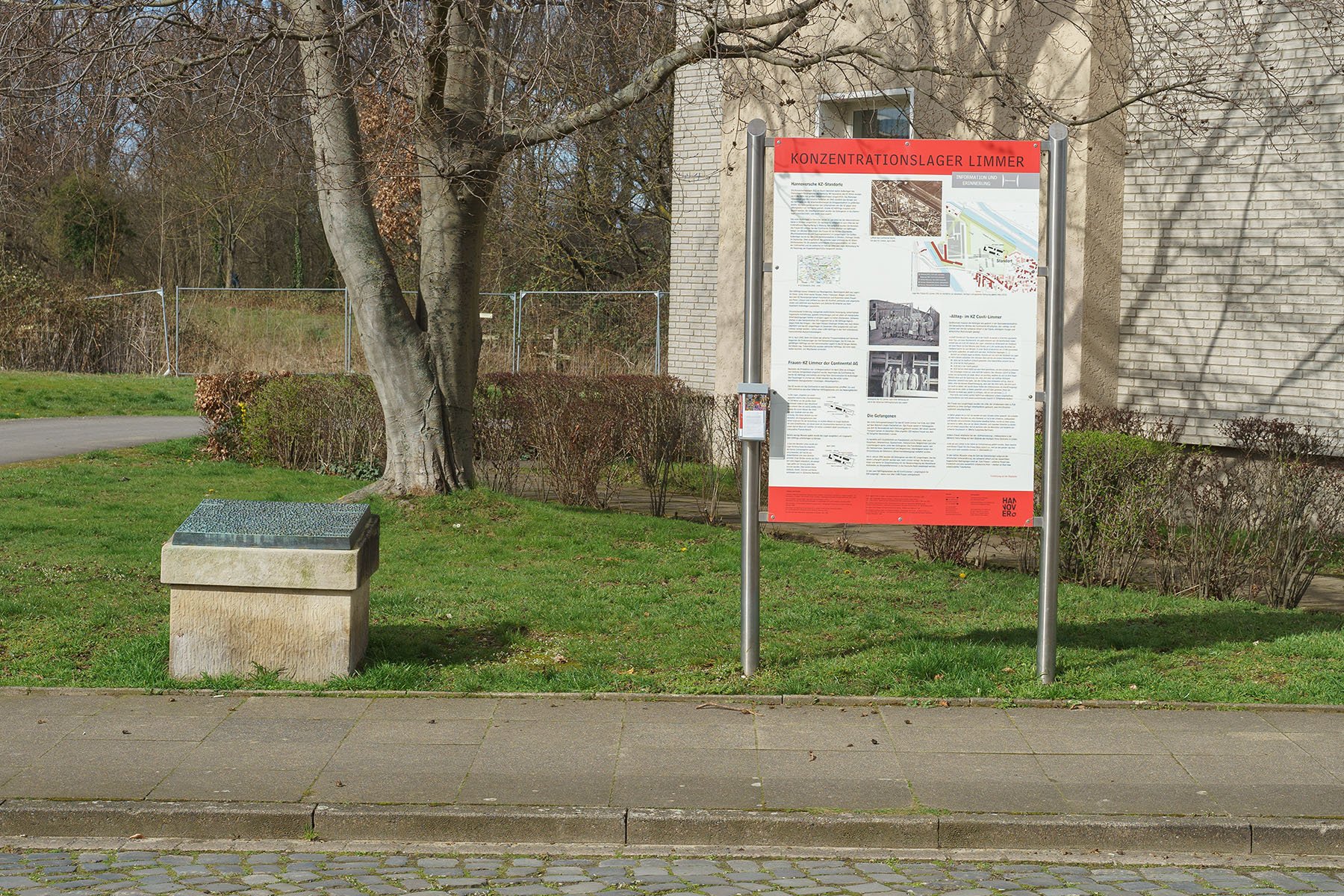 Gedenkstein / Informationstafel KZ Limmer in der Sackmannstraße