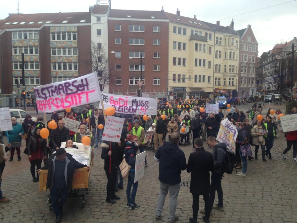 Protestmarsch zum Erhalt des Godehardistiftes