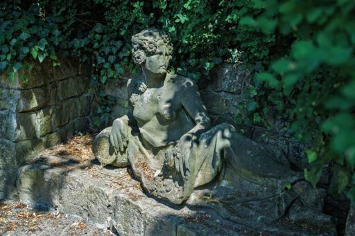 Skulptur einer liegenden Frau aus Stein