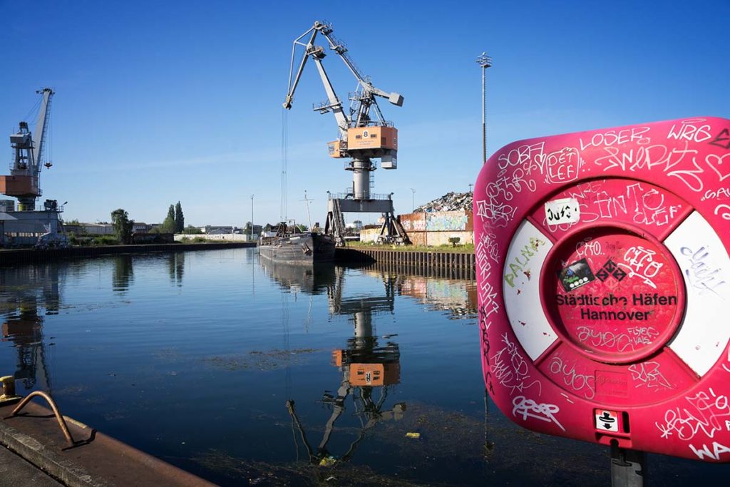 Verladung von Schrott im Lindener Hafen
