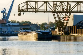 Binnenschiff unter dem Portalkran