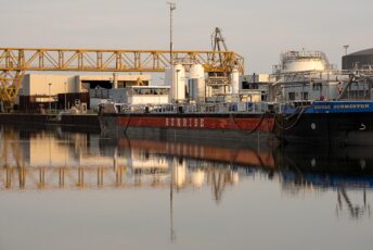 Tankschiff wird gelöscht