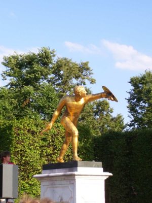 Goldene Figur im Gartentheater Herrenhausen
