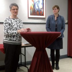 Gabriele Steingrube begrüßt die Landtagsabgeordnete Thela Wernstedt.