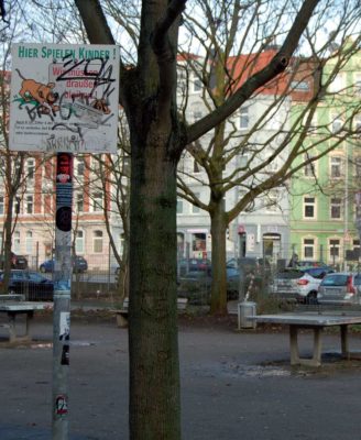 Auch an der Rampenstraße dürfen Erwachsene kein Tischtennis spielen, wie das Schild links im Bild verrät