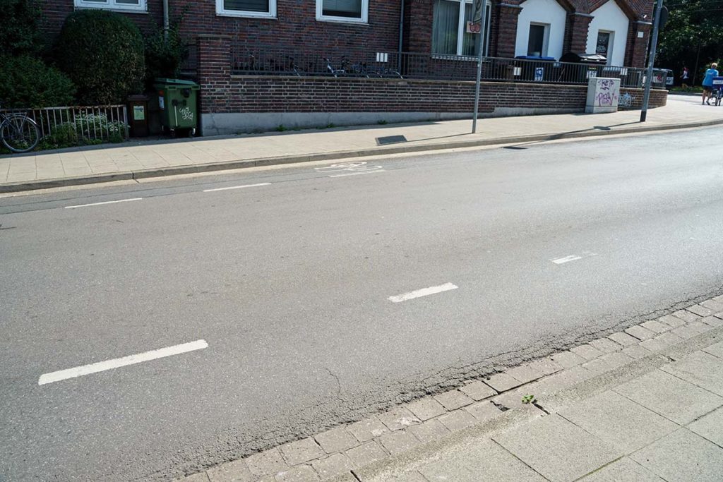 Bardowicker Straße: Abgenutzte Markierungen