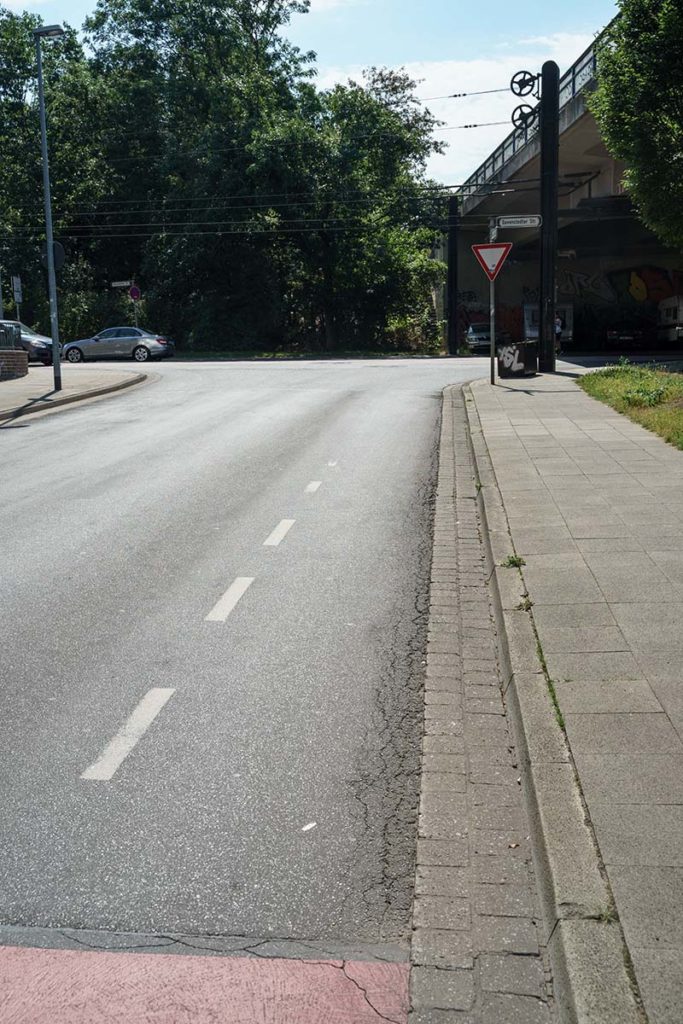 Der Fahrradschutzstreifen hört mitten im Straßenverlauf auf