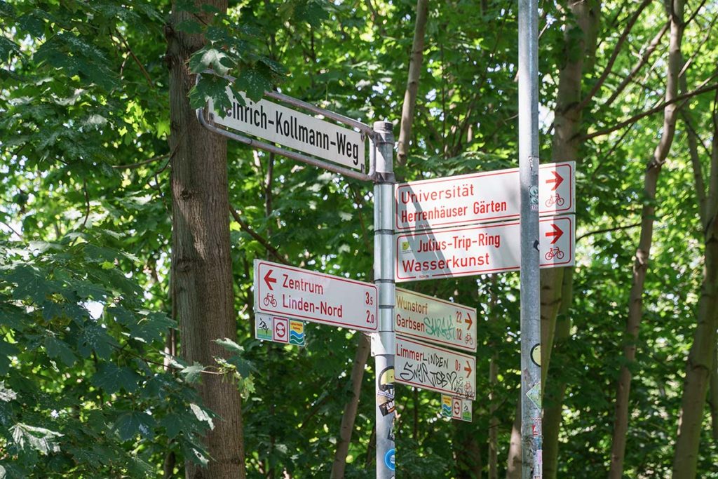 Wegweiser am Heinrich-Kollmann-Weg
