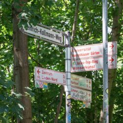 Wegweiser am Heinrich-Kollmann-Weg