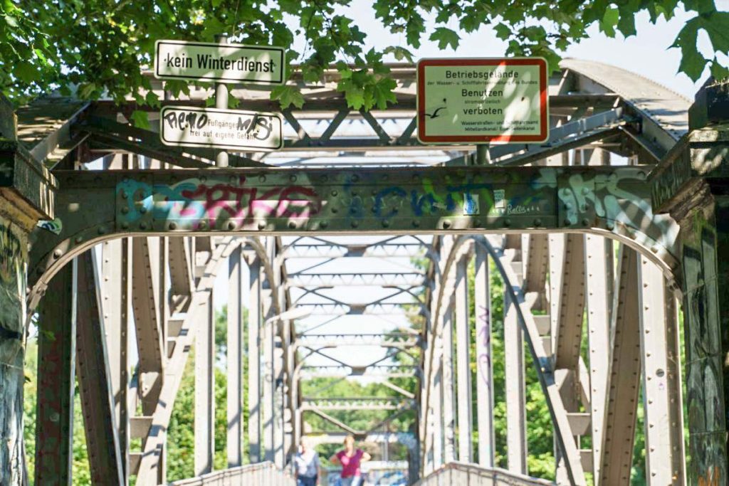 Beschilderung an der Kanalbrücke