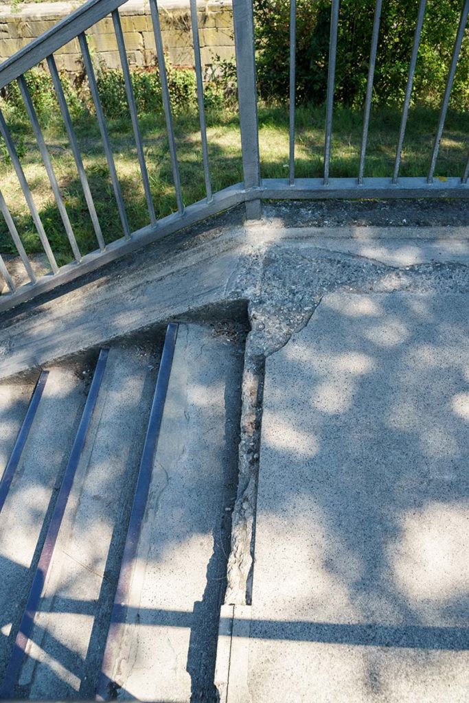 Herausgebrochene Kante an Treppenstufe