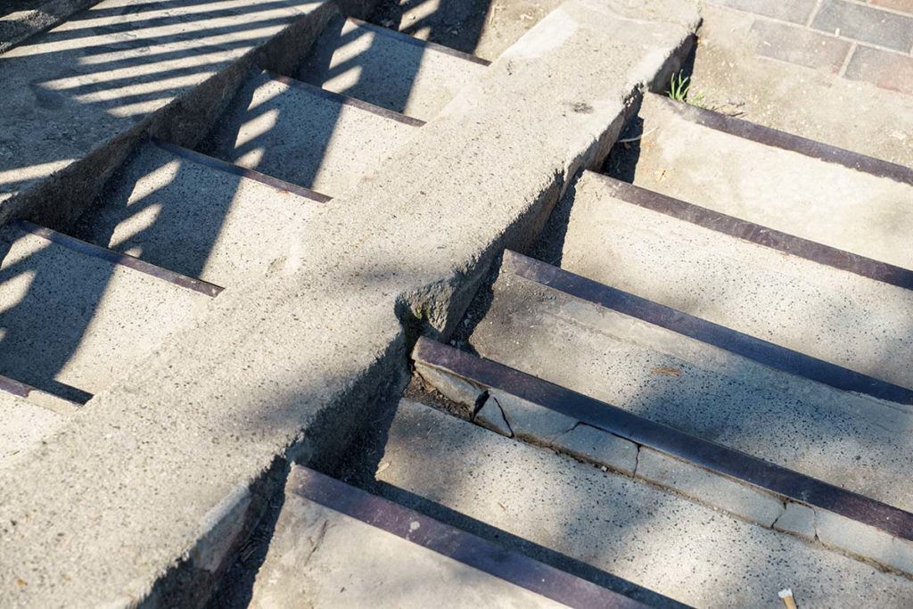 Geplatzter Beton am Treppenaufgang