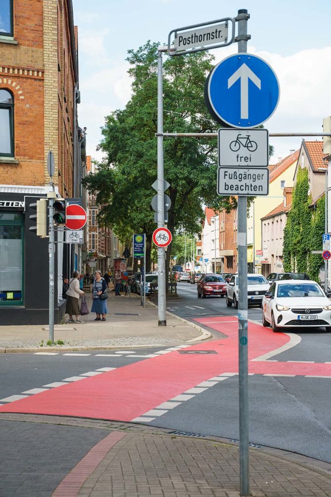 Unübersichtliche Beschilderung an der Einmündung Posthornstraße