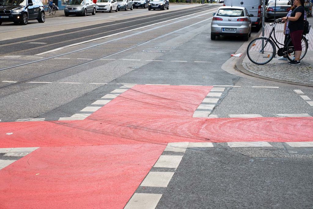 Fahrradspur endet in Parkenden Autos