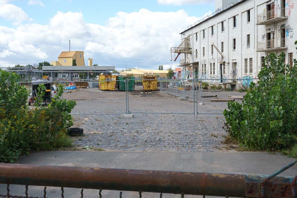 Container vor dem alten Speicher