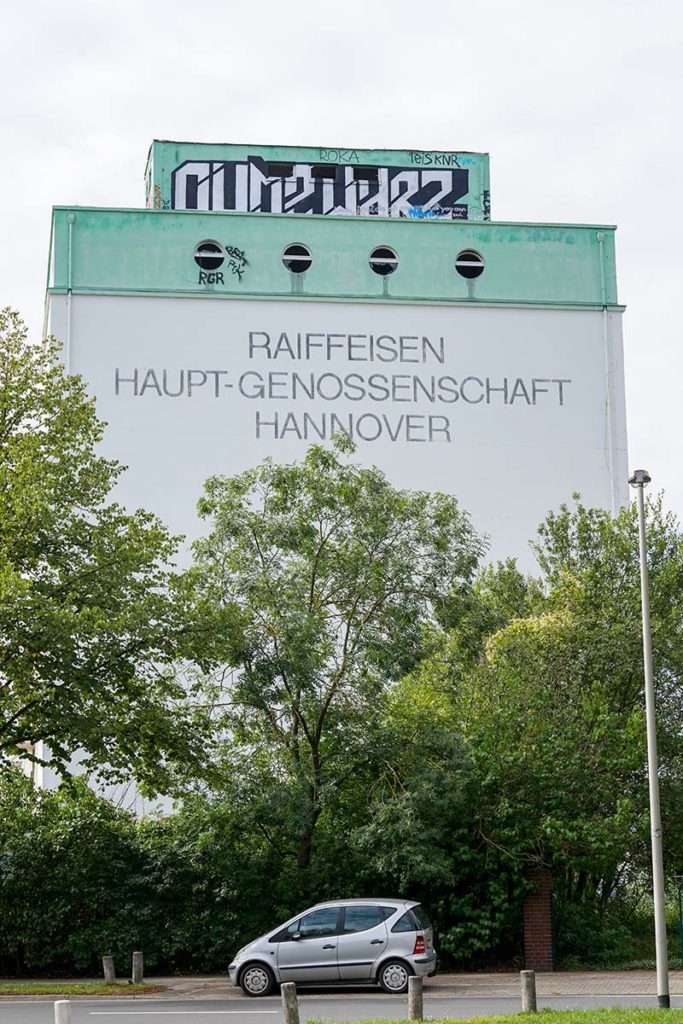 Der Silo-Turm ist weithin sichtbar
