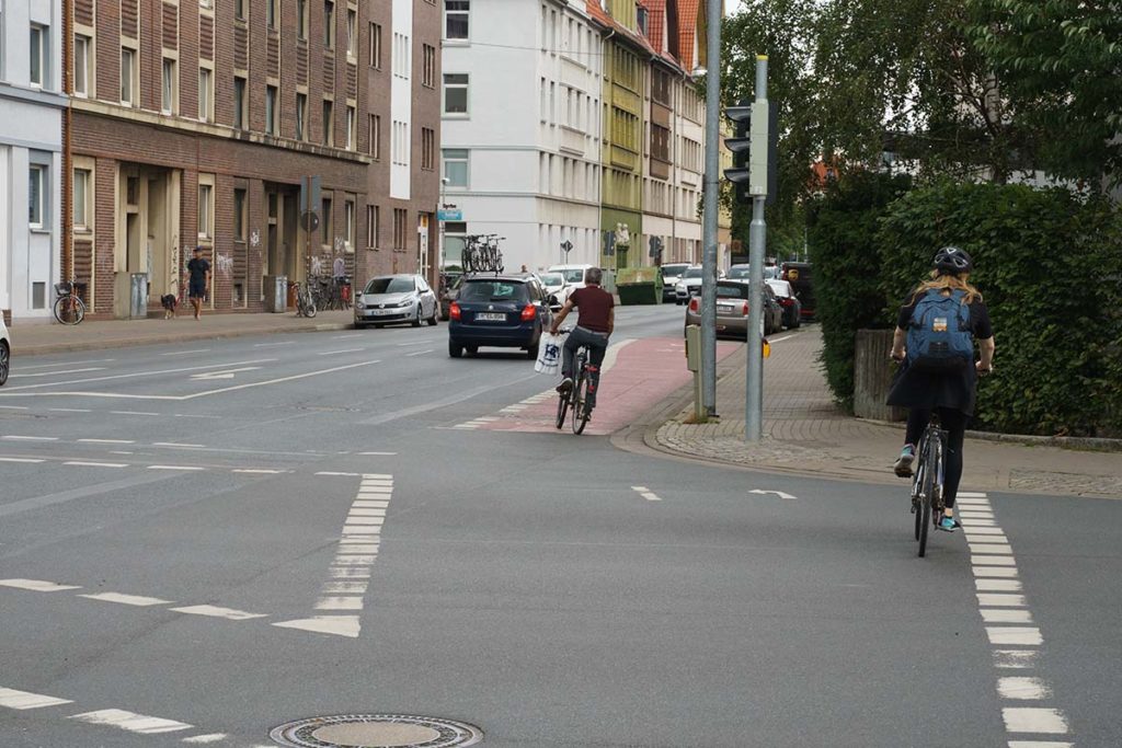 Wahl der Qual: gefährliche Fahrbahn oder enger Fußweg