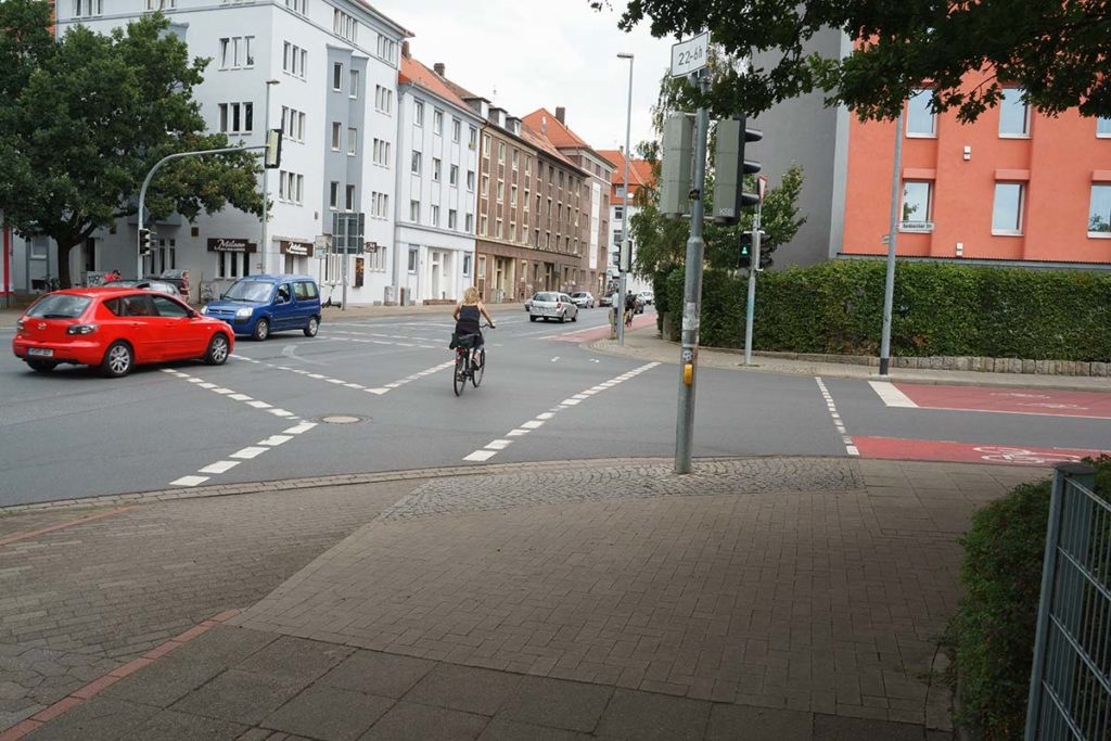 Fahrradspur führt auch auf den engen Fußweg