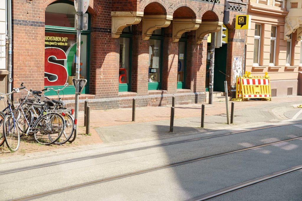 Egestorffstraße: Einfädelung mit Pollerwald