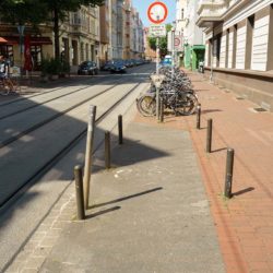 Badenstedter Straße: Einfädelung mit behindernden Pollern