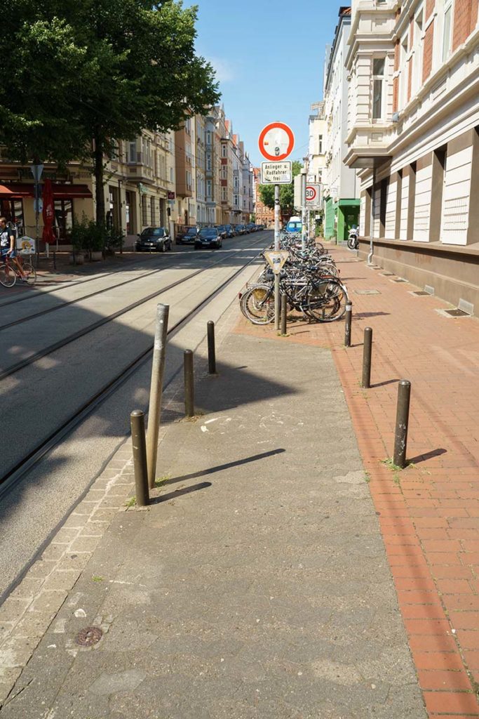 Badenstedter Straße: Einfädelung mit behindernden Pollern